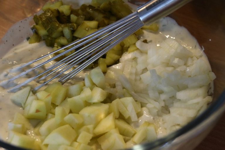 Rezept: Apfel-Kartoffelsalat mit Frikadellen