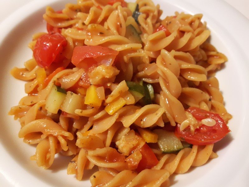 Rezept: Rote Linsen Nudeln mit Zucchini-Tomaten-Chili-Gemüse (Low Carb)