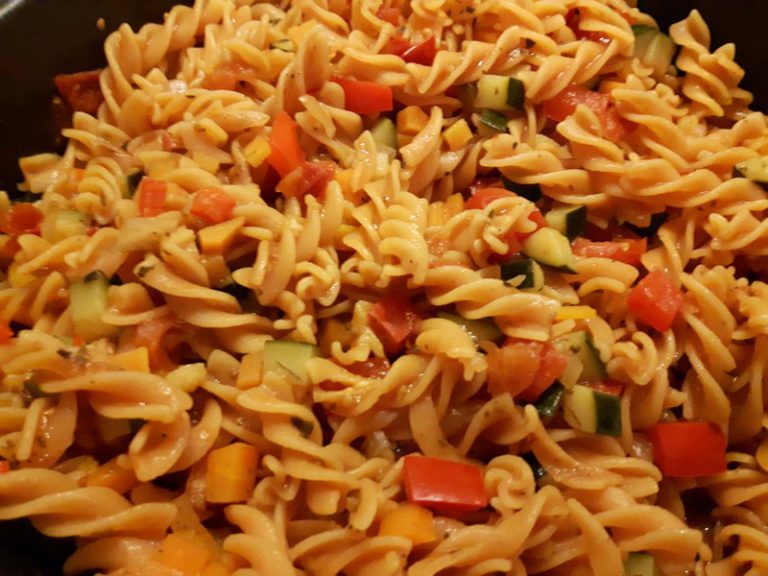 Rezept: Rote Linsen Nudeln mit Zucchini-Tomaten-Chili-Gemüse (Low Carb)
