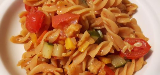 Rezept: Rote Linsen Nudeln mit Zucchini-Tomaten-Chili-Gemüse (Low Carb)